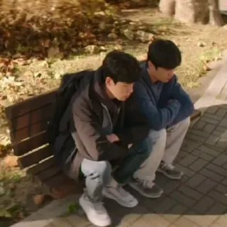 🤍 c0f1f990 orang, duduk, bangku, luar ruangan, pria, taman, persahabatan whatsapp sticker