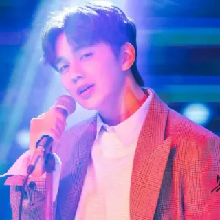 🎙 0ba57d9a ca sĩ, nghệ sĩ biểu diễn, micro, chân dung, châu Á, áo khoác telegram sticker