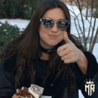 🍓 afae23e2 mulher, óculos de sol, joinha, bolo, inverno, sucesso, aprovação telegram sticker