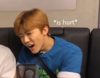 💛 03fe46f0 *is hurt* dolor, pena, triste, molesto, reacción whatsapp sticker