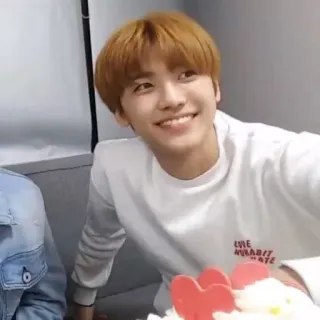 💛 1044296d LIVE MORE BITE kpop, asiático, chico, sonriendo, selfi whatsapp sticker