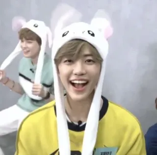 💛 116ae3b5 kpop, idol, gorro de conejo, sonriendo, lindo, alegre whatsapp sticker