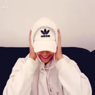 💛 cece579a persona, sombrero, sudadera con capucha, sonrisa, adidas whatsapp sticker