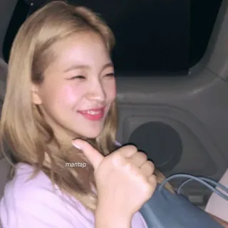 🍰 85c11471 mantap kobieta, kciuk w górę, uśmiechnięta, blond włosy telegram sticker