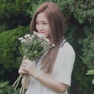 🍰 b8cafad2 kobieta, kwiaty, bukiet, uśmiechnięta, portret telegram sticker