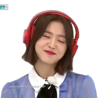 🍰 f40fd243 NAAAH APA? GA DENGER MMF kobieta, słuchawki, słuchanie, wyraz, uśmiech telegram sticker