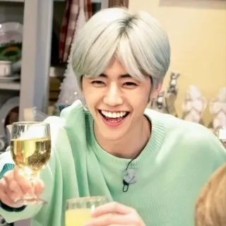 🧺 9fda9a02 persona, uomo, sorriso, bevanda, bicchiere telegram sticker