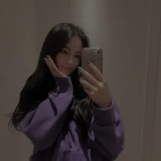 ✨ 19f64f89 femme, selfie, portrait, fille, cheveux, intérieur, sourire telegram sticker