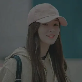 ✨ 2dd7422f femme, fille, personne, portrait, visage, casquette, sourire telegram sticker