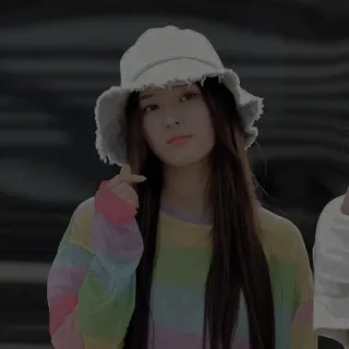 ✨ 4c4182d8 femme, personne, chapeau, mode, style, arc-en-ciel, sourire telegram sticker