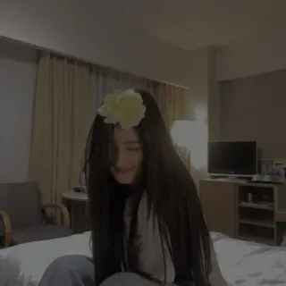 ✨ b3996c5f femme, fleur, chambre, souriant, intérieur, personne telegram sticker