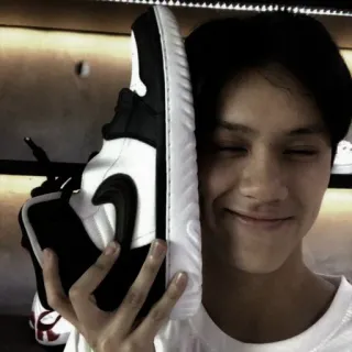 ⚽ 3091947c osoba, but, tenisówki, portret, ubranie, uśmiech, młody dorosły, obuwie whatsapp sticker