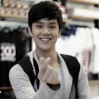 ⚽ 5f04105d uśmiechnięty, chłopak, młodzież, serce z palców, casual, szczęśliwy, pozytywny, nastolatek whatsapp sticker