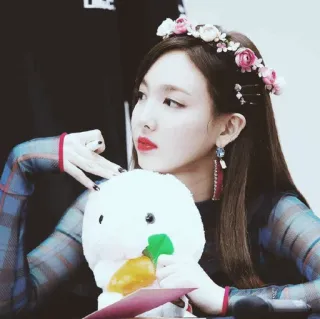 🗝 0b6174f0 mujer, corona de flores, persona, coreano, lindo, idol whatsapp sticker