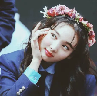 🕸 1d37a37e mujer, corona de flores, retrato, coreana, femenina, linda, bonita whatsapp sticker