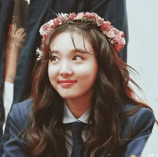 🗝 3b495470 mujer, corona de flores, retrato, sonrisa, bonita, persona whatsapp sticker