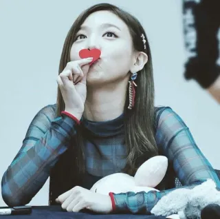 🕸 462aadd3 mujer, corazón, kpop, chica, retrato, selfie, mujer joven whatsapp sticker