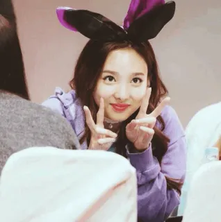 🕸 6423cbcd mujer, orejas de conejo, linda, chica, signo de paz, alegre, retrato whatsapp sticker