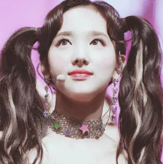 🖇 97703488 mujer, retrato, coletas, collar, pendientes, joyería whatsapp sticker