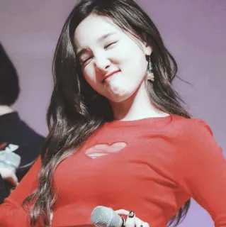 🖇 9ae35b4d persona, mujer, cantante, kpop, micrófono, top rojo whatsapp sticker