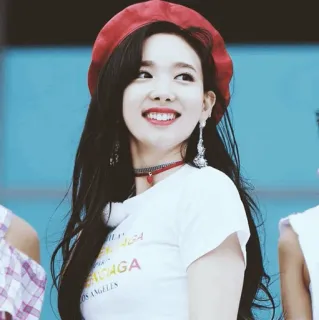 🗝 9c0856ba BALENCIAGA LOS ANGELES mujer, chica, sonriendo, boina, k-pop, moda, retrato whatsapp sticker