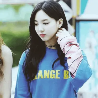 🕸 9d6df259 ANGE B kpop, mujer, persona, ropa, camiseta, azul whatsapp sticker