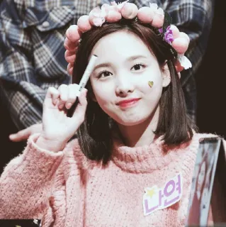 🕸 b58813cd Nayeon 나연 Nayeon, K-pop, cantante, idol, coreana, corona de flores whatsapp sticker