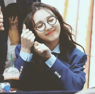 🖇 b97ed75a Nayeon kpop, twice, nayeon, idol, cantante, gafas, lindo, persona whatsapp sticker