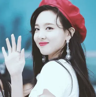 🖇 e294e739 kpop, k-pop, idol, cantante, mujer, boina, pendientes, retrato whatsapp sticker