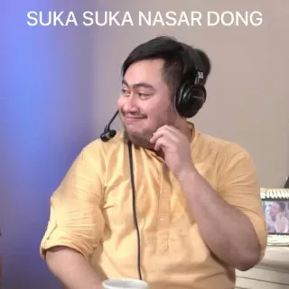 🤏 6d03c895 SUKA SUKA NASAR DONG человек, мужчина, наушники, желтая футболка, индонезийский текст telegram sticker