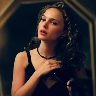 ❄️ 9d9477b2 женщина, портрет, черное платье, актриса, волосы, ожерелье telegram sticker