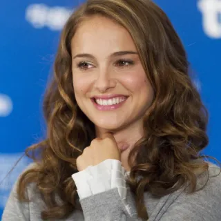 ❄️ d693ff8a Natalie Portman актриса, знаменитость, женщина, человек, улыбка, портрет telegram sticker