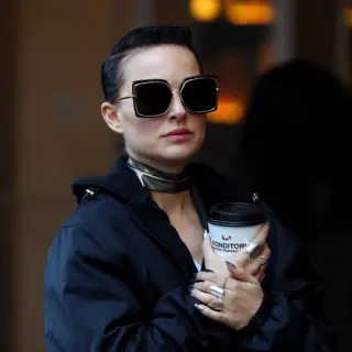 ❄️ f8969bb9 Натали Портман, актриса, знаменитость, солнцезащитные очки, кофе, уличный стиль, мода telegram sticker