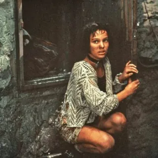 🔮 7b81fee6 woman, squatting, sweater, portrait whatsapp sticker