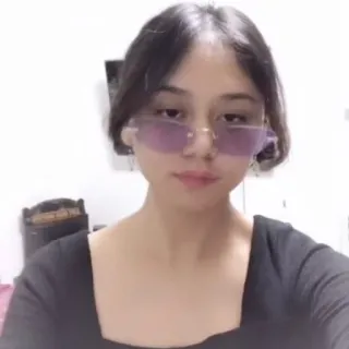 💗 dd5eff17 女性, セルフィー, 紫色のメガネ, 屋内, ティーンエイジャー, 若い大人 whatsapp sticker