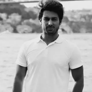 ✖️ 90357c3f ผู้ชาย, ภาพเหมือน, เสื้อโปโล, ขาวดำ, นักแสดง, ผู้ชาย, คน whatsapp sticker