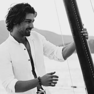 ✖️ 90b82afc ผู้ชาย, เสื้อเชิ้ต, ภาพเหมือน, ขาวดำ, ลำลอง, ยิ้ม whatsapp sticker