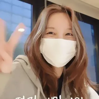 🍰 5272dce9 편히 비세요 donna, maschera, segno di pace, coreano, ritratto, interno, sorriso, casual telegram sticker