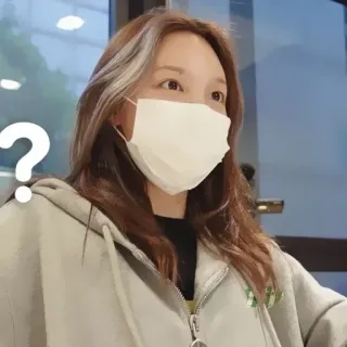 🍰 e0cbebe9 ? punto interrogativo, mascherina, donna, abbigliamento casual, dubbio, confusione telegram sticker