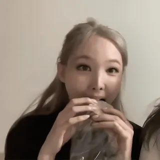 🕸 086481fc jedzenie, kobieta, kanapka, jedzenie, osoba, przekąska telegram sticker