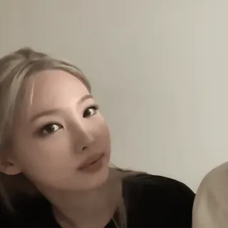 🕸 0976a973 kobieta, twarz, portret, osoba, selfie, blond włosy telegram sticker