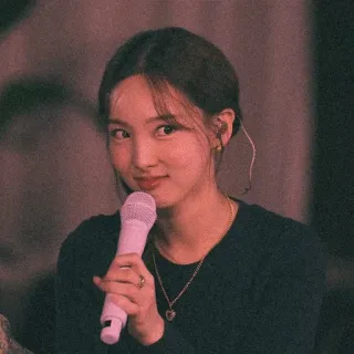 🥺 b287db93 บุคคล, ผู้หญิง, ไมโครโฟน, นักร้อง, นักแสดง, การแสดง, ภาพเหมือน, ศิลปิน telegram sticker