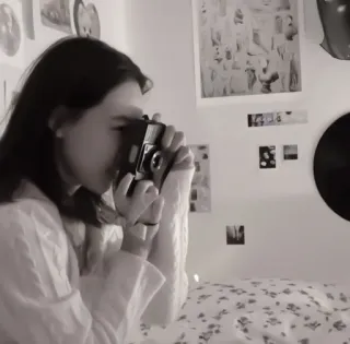 🥛 44bb16d5 kobieta, aparat, fotografia, wewnątrz, vintage, sypialnia telegram sticker