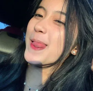 🌸 1352a608 femme, portrait, langue, sourire, fille, collier telegram sticker