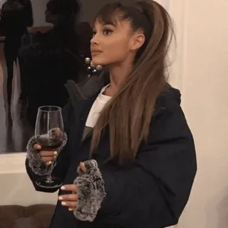 🏹 1446997c Ariana Grande beroemdheid, vrouw, drinken, wijn, paardenstaart, jas telegram sticker