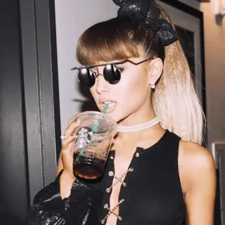 🏹 d027cf30 Ariana Grande beroemdheid, popster, zanger, mode, starbucks, drankje telegram sticker