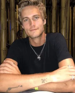 ➰ 31eec636 homem, masculino, retrato, cabelo loiro, camiseta, sentado, casual, interior telegram sticker