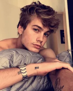 ➰ c7b35f59 homem, retrato, casual, quarto, almofada, relógio telegram sticker