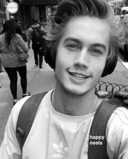 ➰ e48500e9 happy neels homem, selfie, retrato, fones de ouvido, sorriso telegram sticker