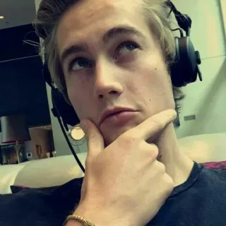 🌙 3a3dea72 homme, casque, pensée, personne, réflexion, intérieur telegram sticker